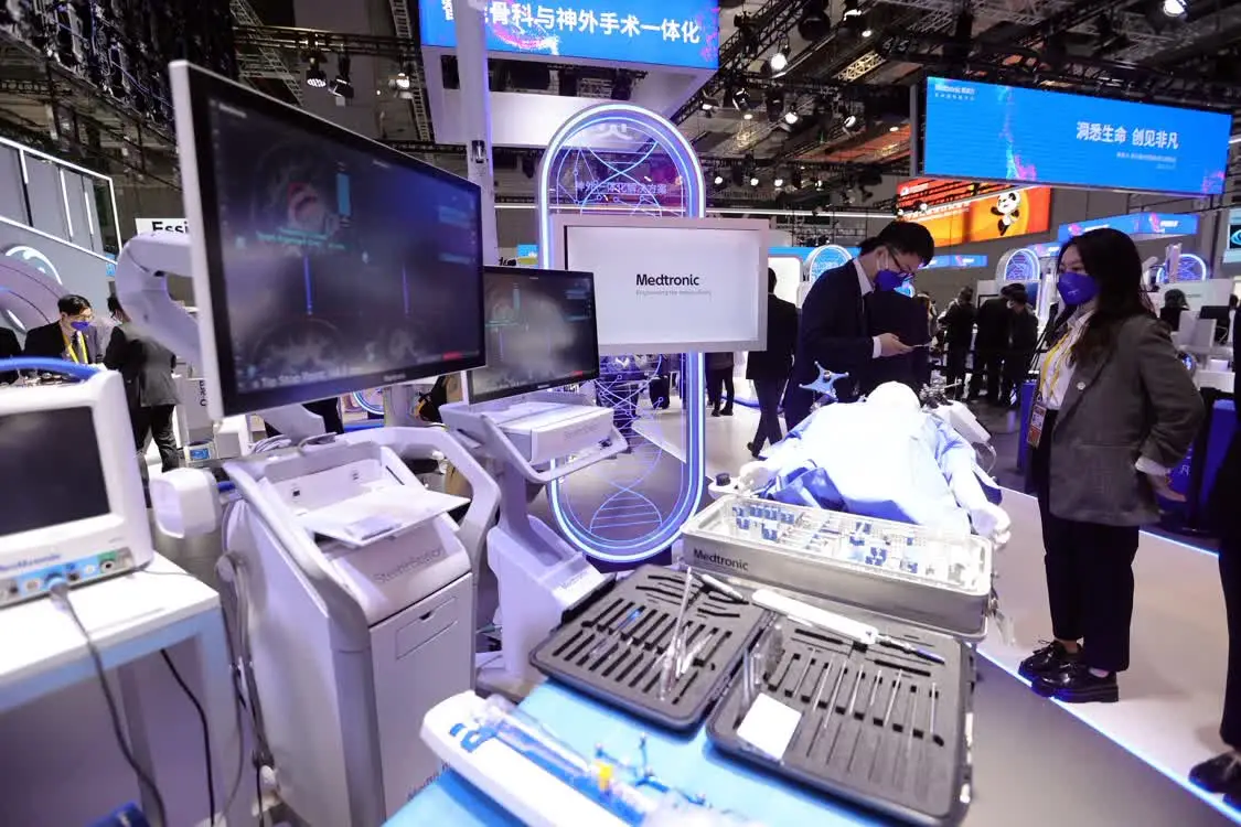2022年11月6日，美敦力全球首款神经外科光磁一体导航机器人亮相第五届中国国际进口博览会，其主要针对难度高又复杂的神经外科手术，帮助医生提高手术的精准性和安全性。
