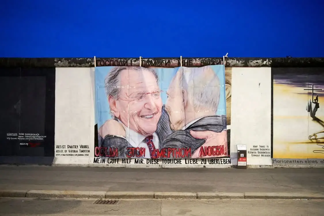 普京和施罗德拥抱的街头涂鸦，摄于德国柏林 图自外媒