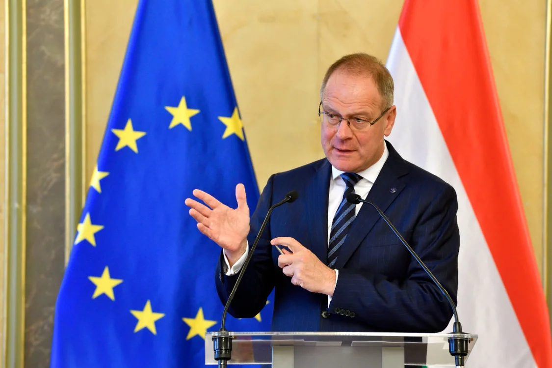 当地时间2022年9月18日，匈牙利布达佩斯，匈牙利区域发展与欧盟资金利用部长瑙夫劳契奇在新闻发布会上表示，匈牙利政府将履行对欧盟委员会的承诺，以获得数十亿欧元的欧盟资金。