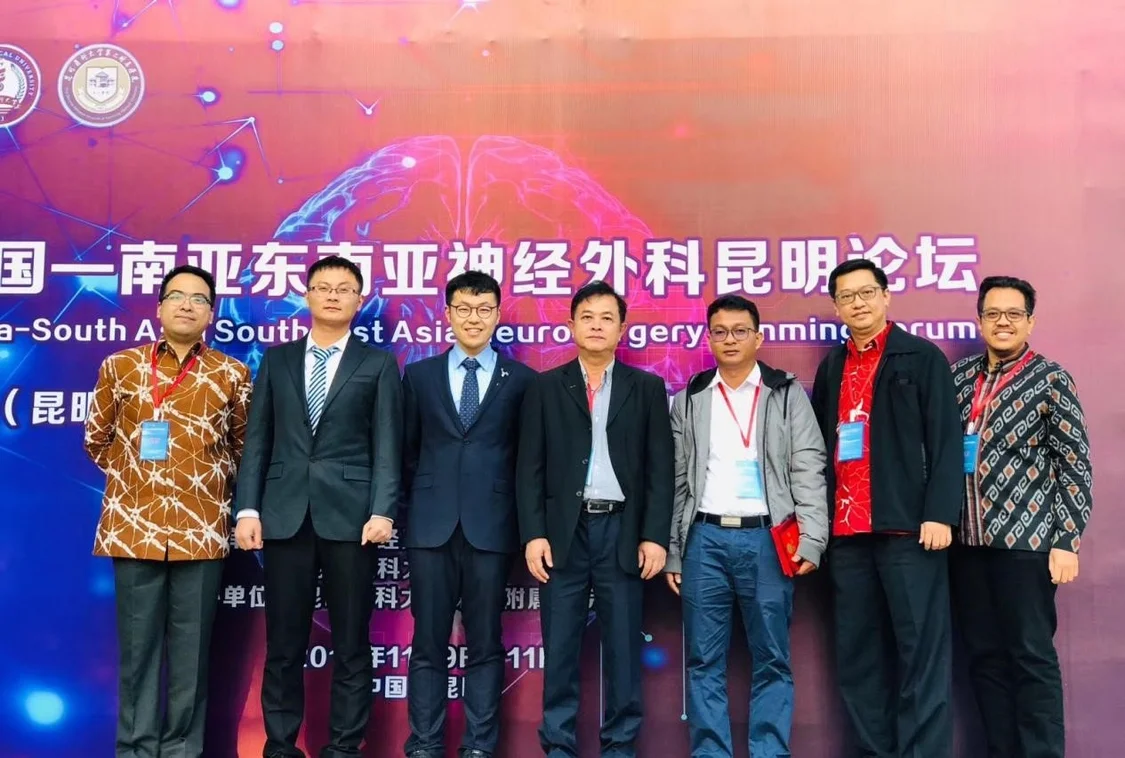 2019年，何世豪参加一带一路 中国-南亚东南亚神经外科论坛留影。（左三是何世豪）