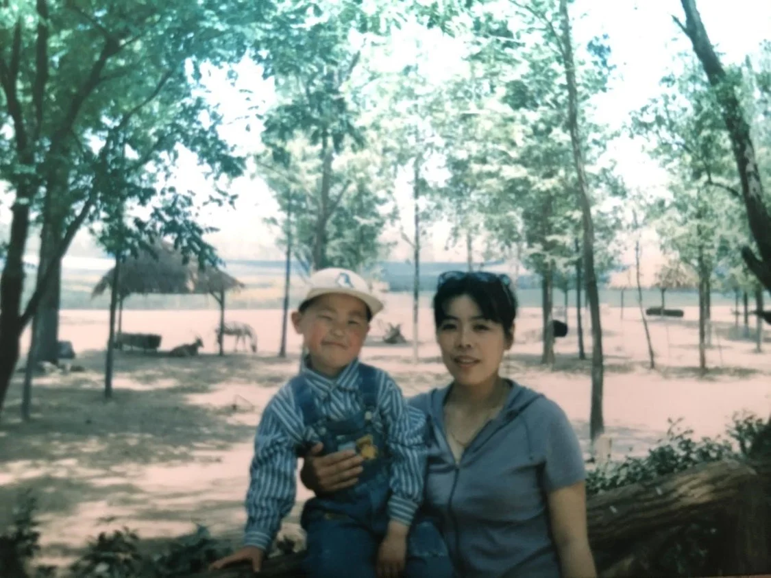 何世豪童年与母亲合照。本文图片均由受访者提供