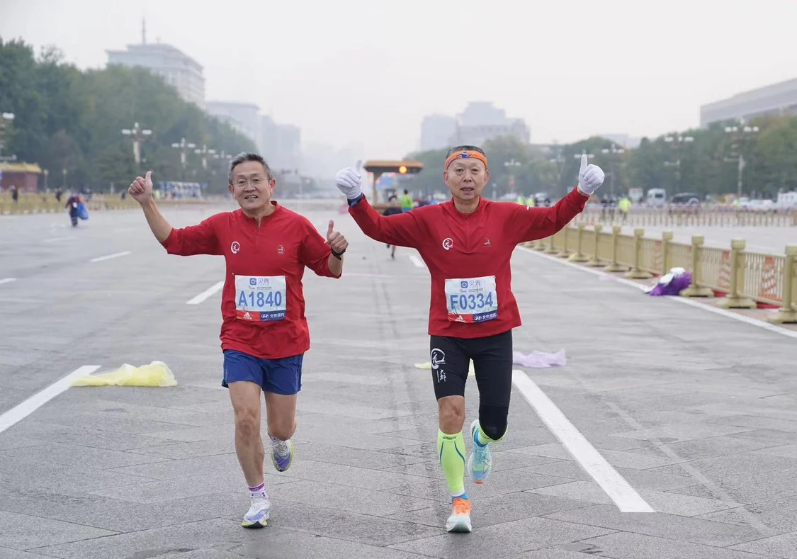 北京马拉松上午进行 中国选手包揽男女冠军