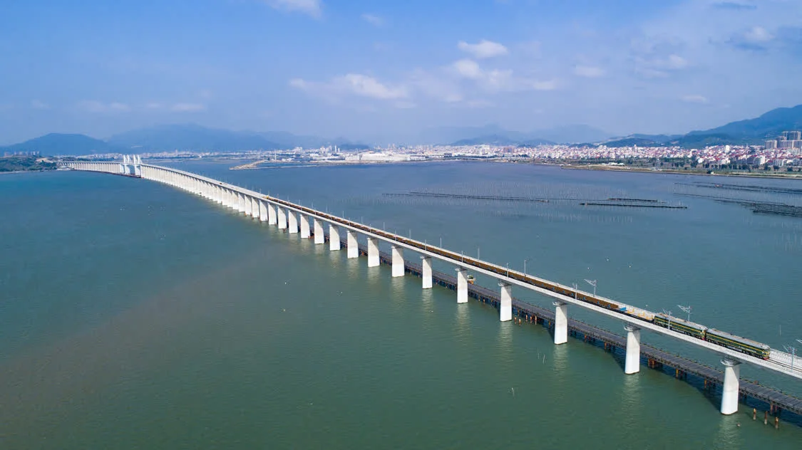 2022年4月15日拍摄的建设中的新建福厦铁路湄洲湾跨海大桥（无人机照片）。新华社记者 周义 摄