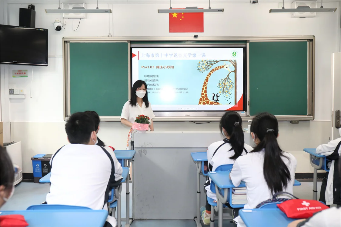 初夏校园重现勃勃生机！上海高二高三学生今天复学，师生们的双向奔赴有趣有爱-上海高三开学时间2020下半年
