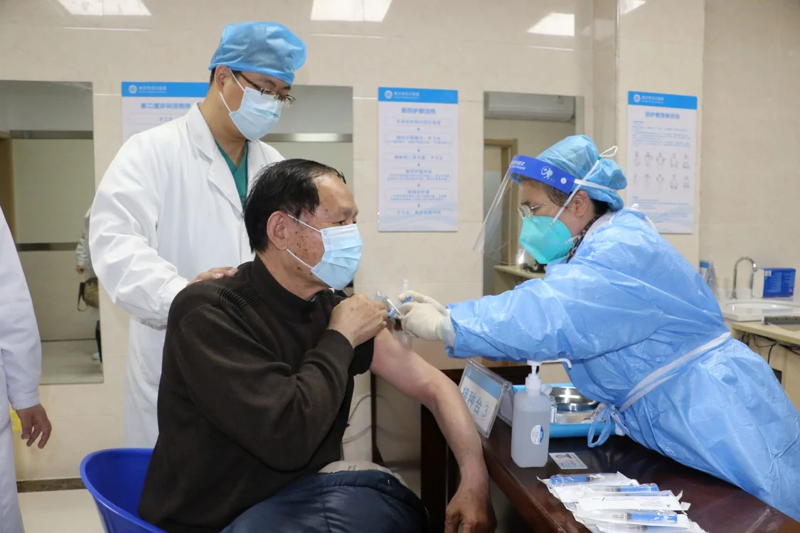 2021年4月2日，武汉市汉口医院正式开展70岁以上老人的新冠肺炎疫苗接种工作。图自长江云。