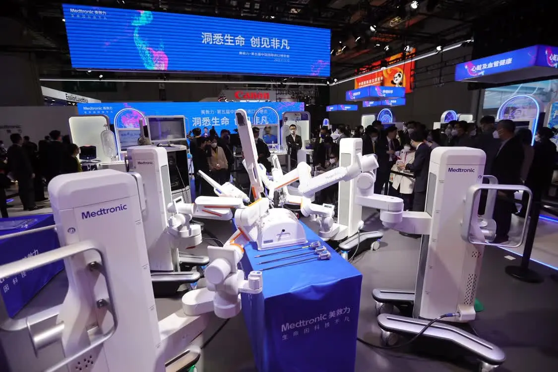 2022年11月6日，美敦力全球首款神经外科光磁一体导航机器人亮相第五届中国国际进口博览会，其主要针对难度高又复杂的神经外科手术，帮助医生提高手术的精准性和安全性。