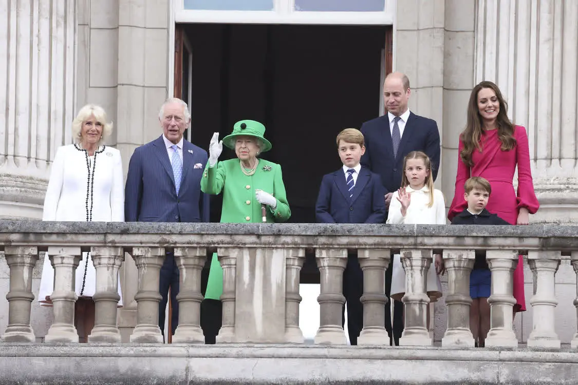 2022年6月5日，伊丽莎白二世迎来“白金禧年”，在庆典活动最后一天，英国女王伊丽莎白二世短暂露面，与皇室成员在阳台上挥手致意。