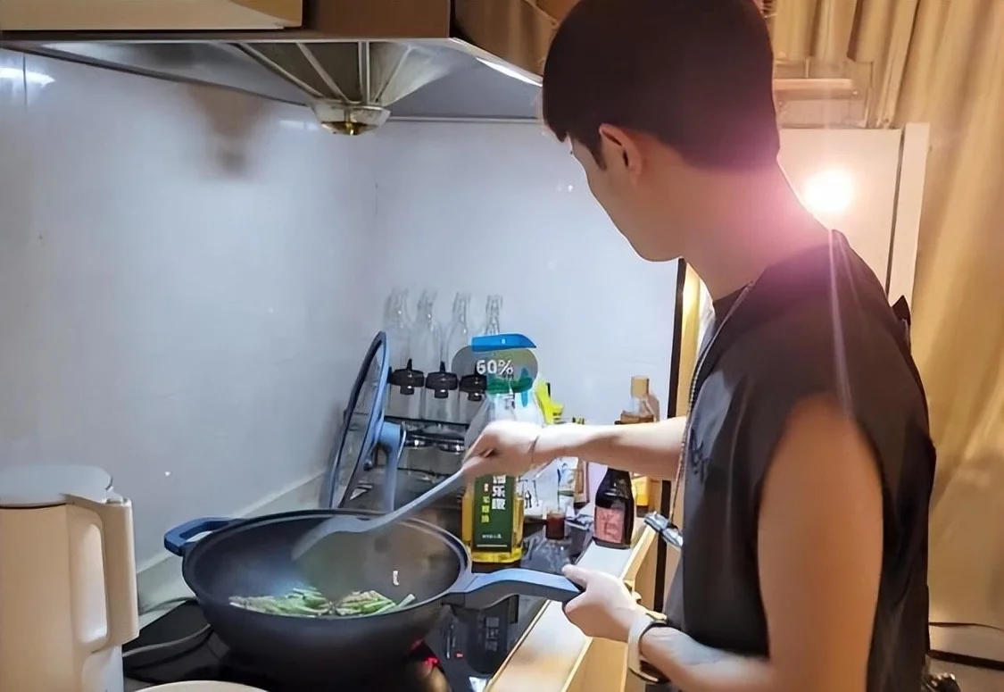 童锦程提前进入老年生活，主动做饭给对方吃，分开时恋恋不舍（童锦程多少岁了）
