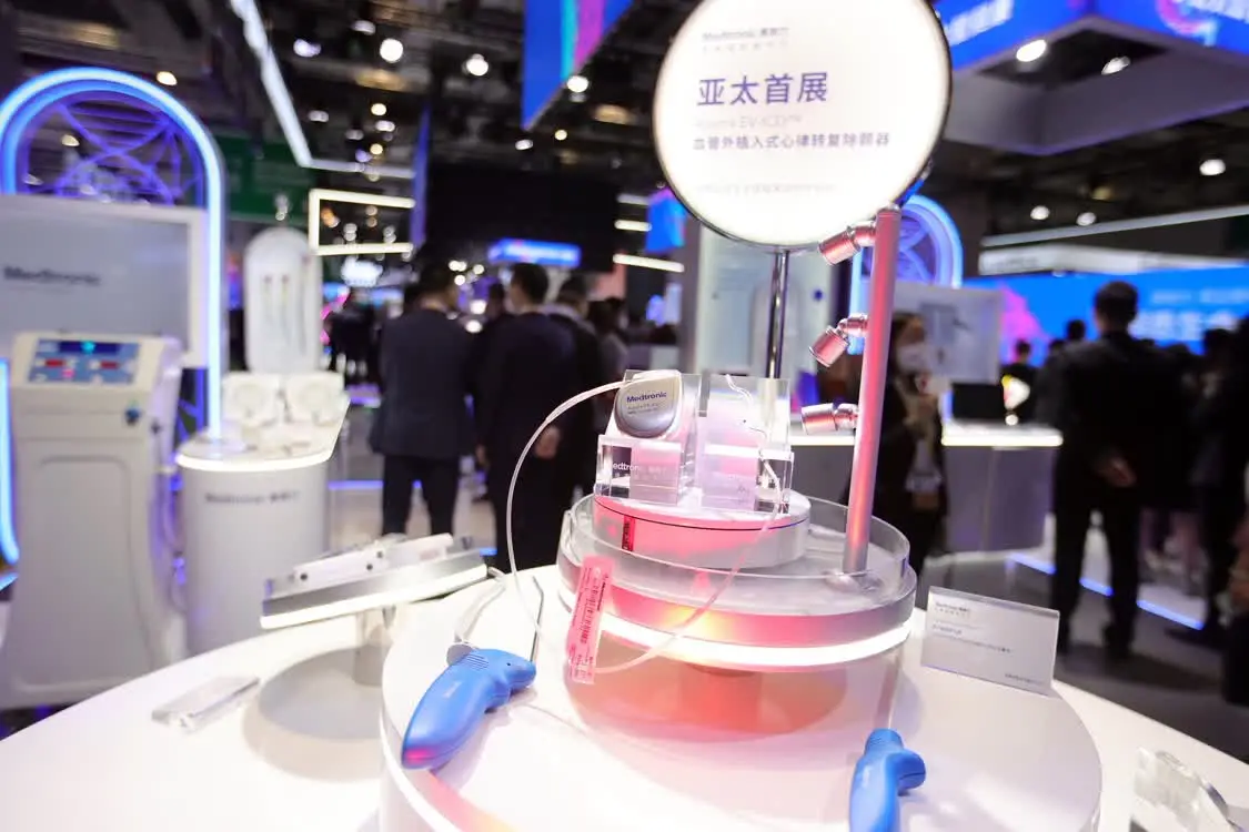 2022年11月6日，上海，第五届中国国际进口博览会举行，医疗器械级保健医药展区，美敦力首款神经外科机器人亮相进博会。亚太首展，血管外植入式心律转复除颤器。