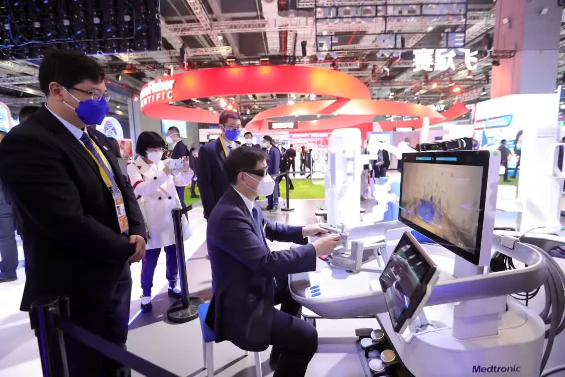 2022年11月6日，上海，第五届中国国际进口博览会举行，医疗器械级保健医药展区，美敦力首款神经外科机器人亮相进博会。