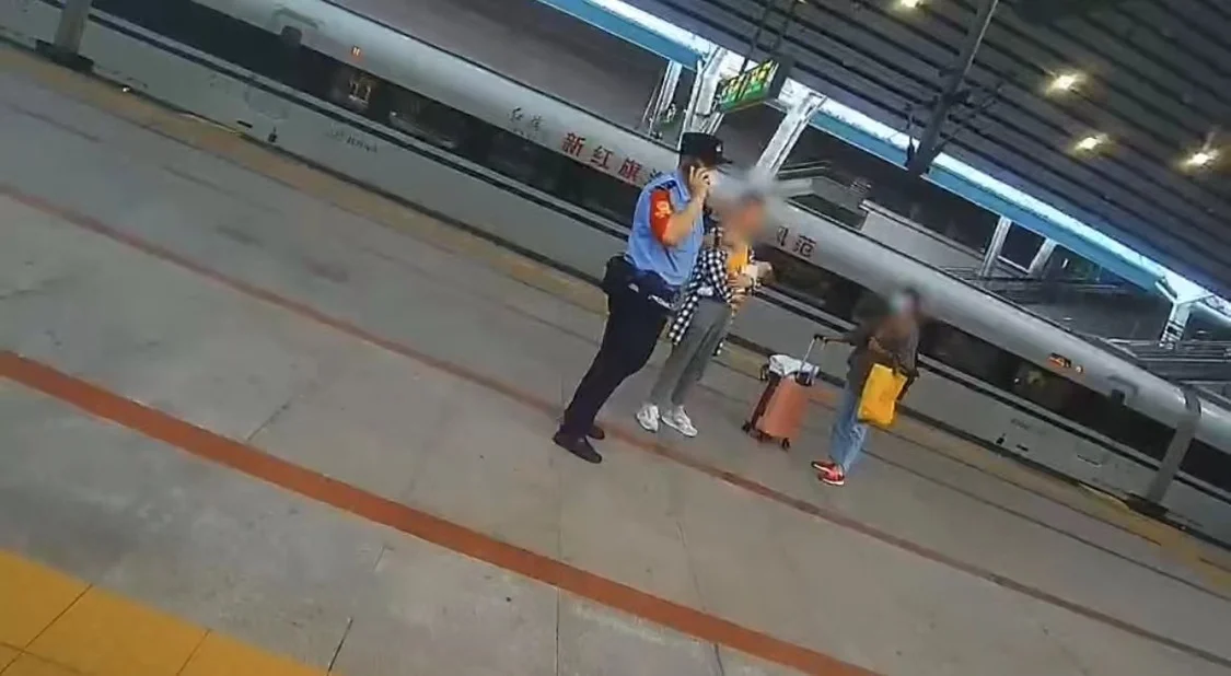 北京西站站台上，民警正在对两女子进行调查。北京铁警供图