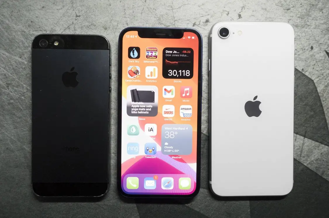 iPhone 12 mini比iPhone 8还小 图片来自：macworld