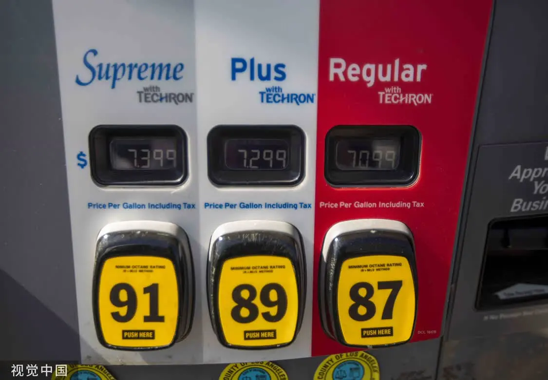 当地时间10月3日，美国加州洛杉矶，雪佛兰公司当天早上的汽油价格在每加仑7.09-7.39美元之间波动。此前，汽油平均价格已经连续31天上涨。图片来源：视觉中国