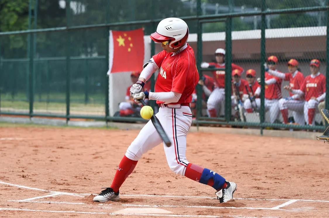 2019年5月7日,中国女子垒球队队员陈佳在2019女子垒球亚洲杯决赛中。新华社记者杜宇摄