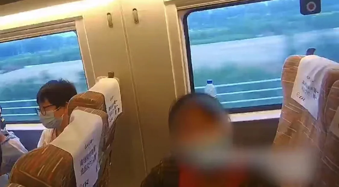近日，在贵阳北开往北京西的高铁列车上，两名女子带着一个婴儿，行为异常的女子引起邻座乘客注意并报警。北京铁警供图