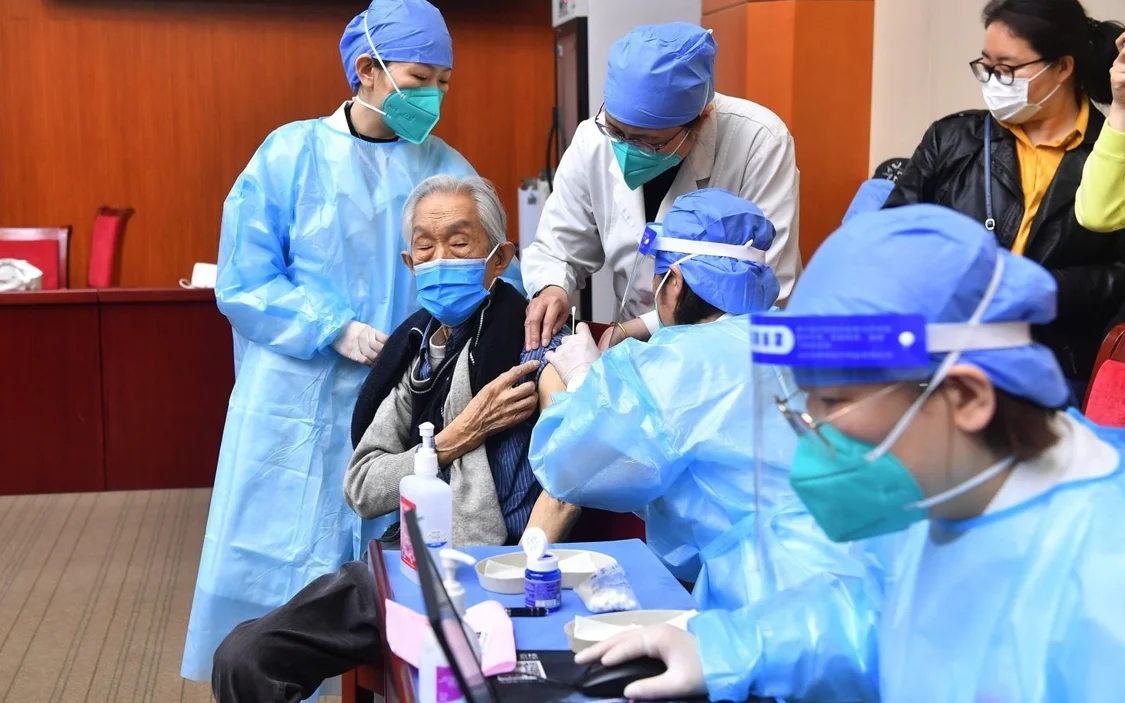 ▲2022年4月18日，北京市东城区建国门街道，一位老年人正在接种疫苗。新京报记者 李木易 摄