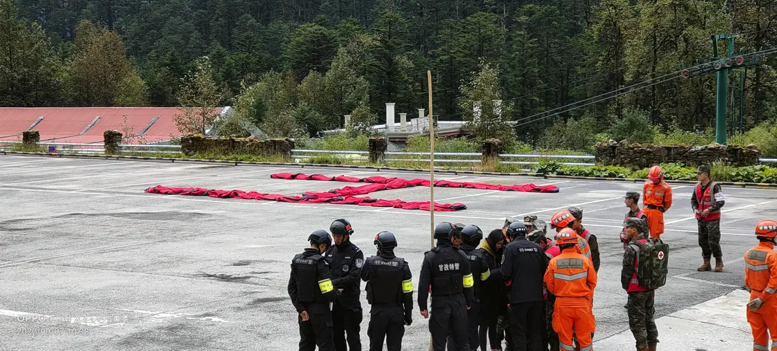 景区工作人员用冲锋衣摆成“H”字样引导直升机降落。受访者供图
