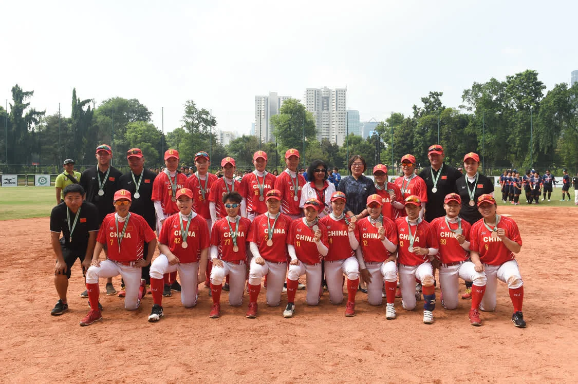 2019年5月7日,中国女子垒球队在2019女子垒球亚洲杯颁奖仪式上。新华社记者杜宇摄