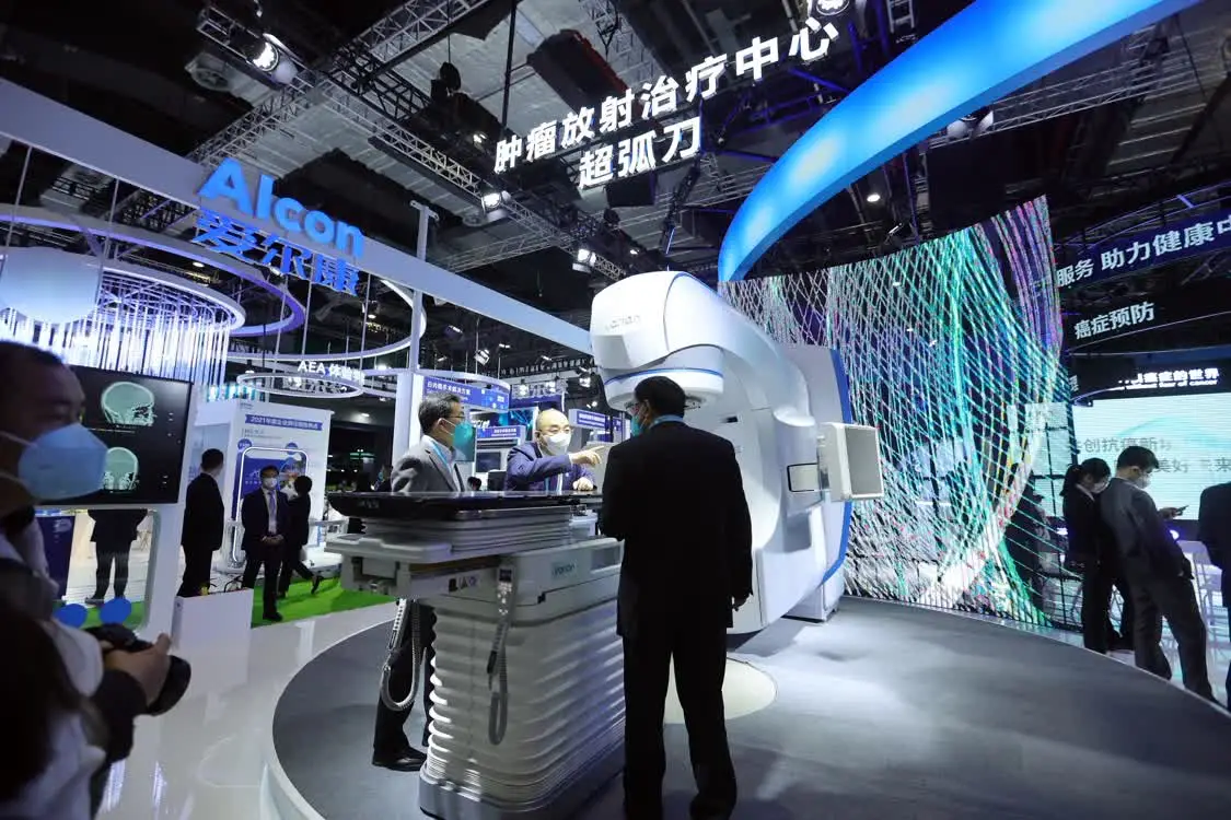 瓦里安今年展示多款全球首发、中国首发、中国首展等创新抗癌利器和解决方案，现场展示了全球首发HyperArc“超弧刀”的最新一代。