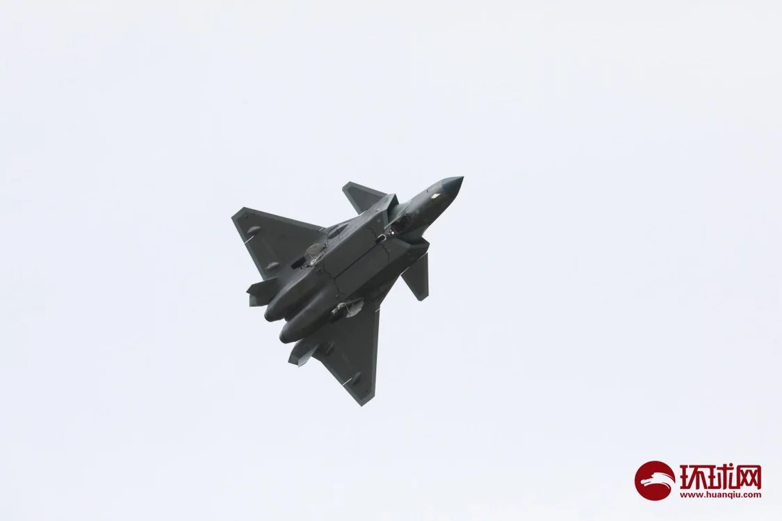 歼-20亮相2022年空军航空开放活动暨长春航空展 乔炳新/摄