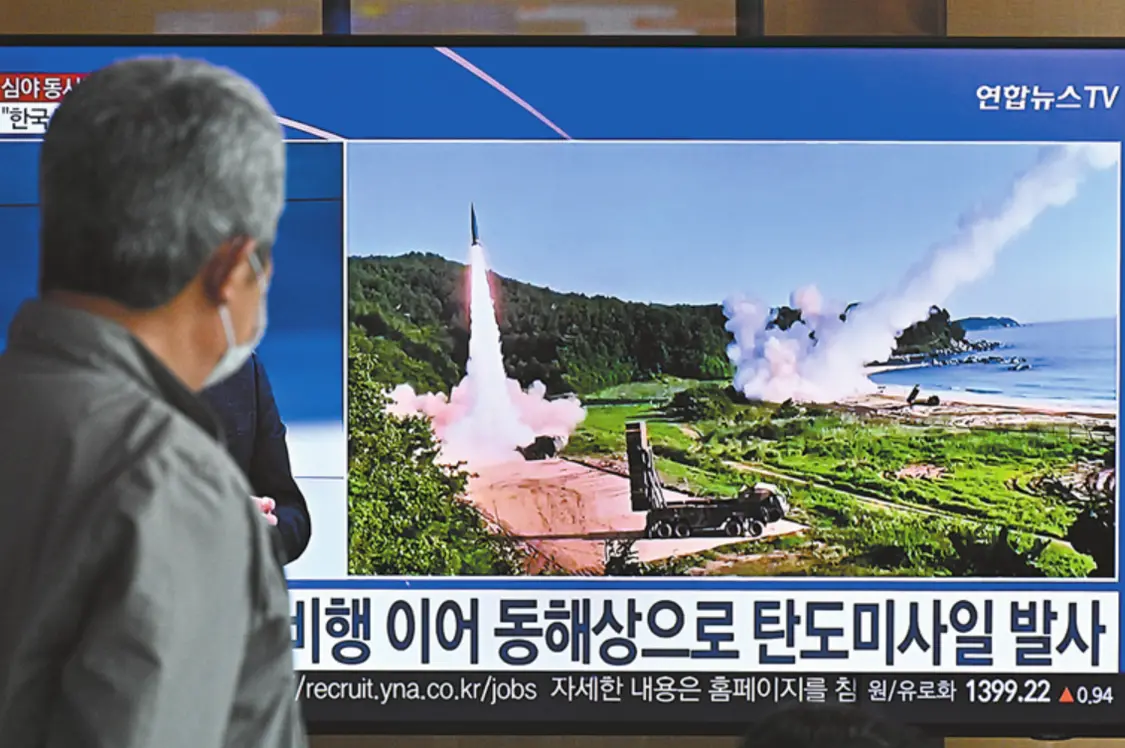 14日，一名男子在首尔火车站观看有关朝鲜试射导弹的新闻。