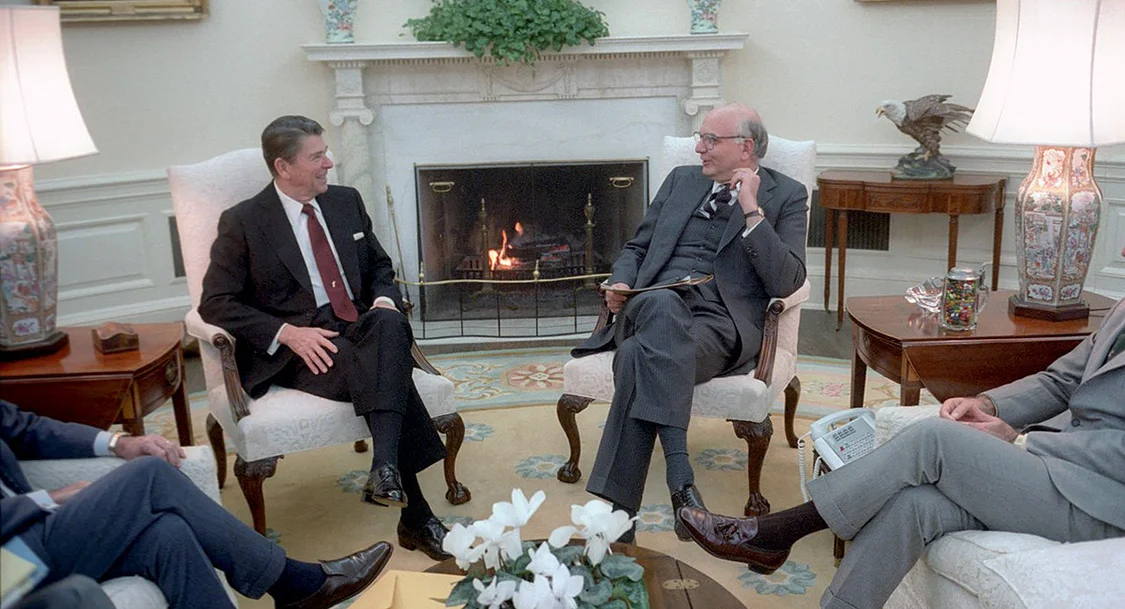 1981年12月14日，里根和沃尔克在白宫椭圆办公室会晤，当时两人还有说有笑。