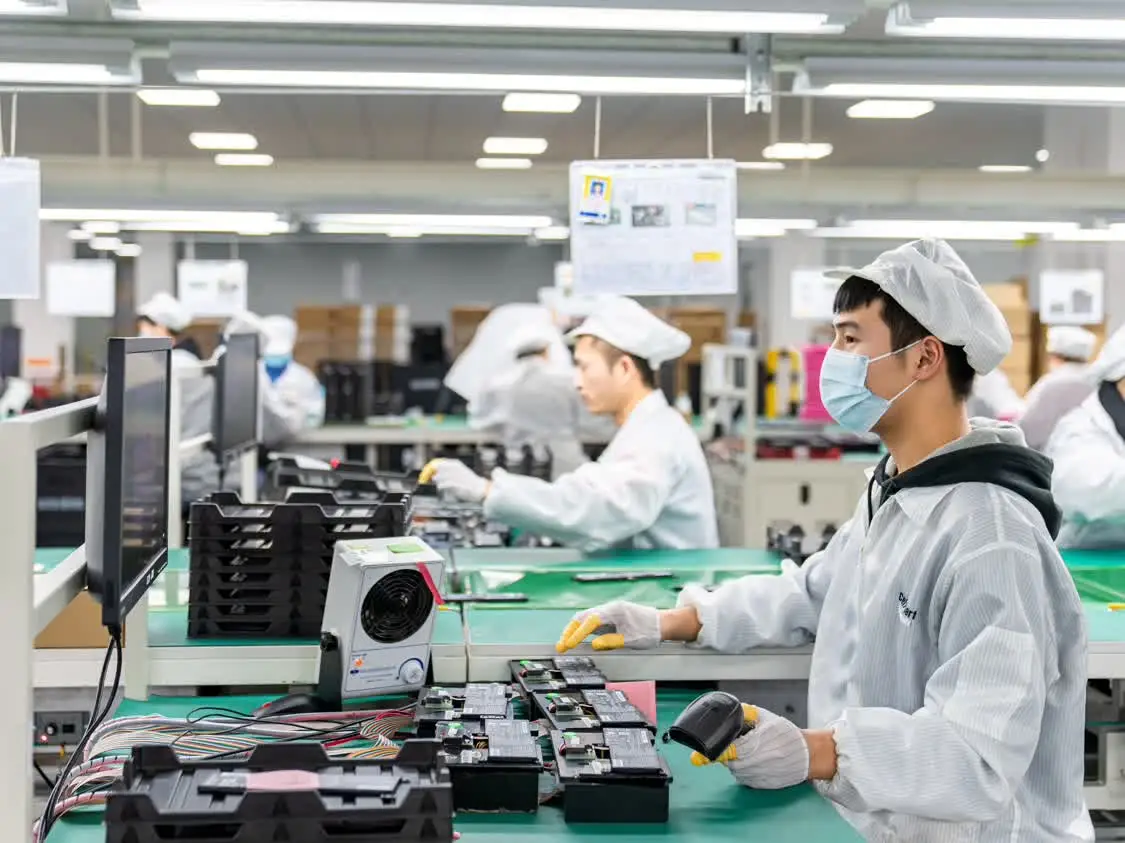 2021年12月13日，江苏海安，高新区台商产业园生产车间内，工人正在赶制供应国内外市场的锂电池产品。图/IC photo