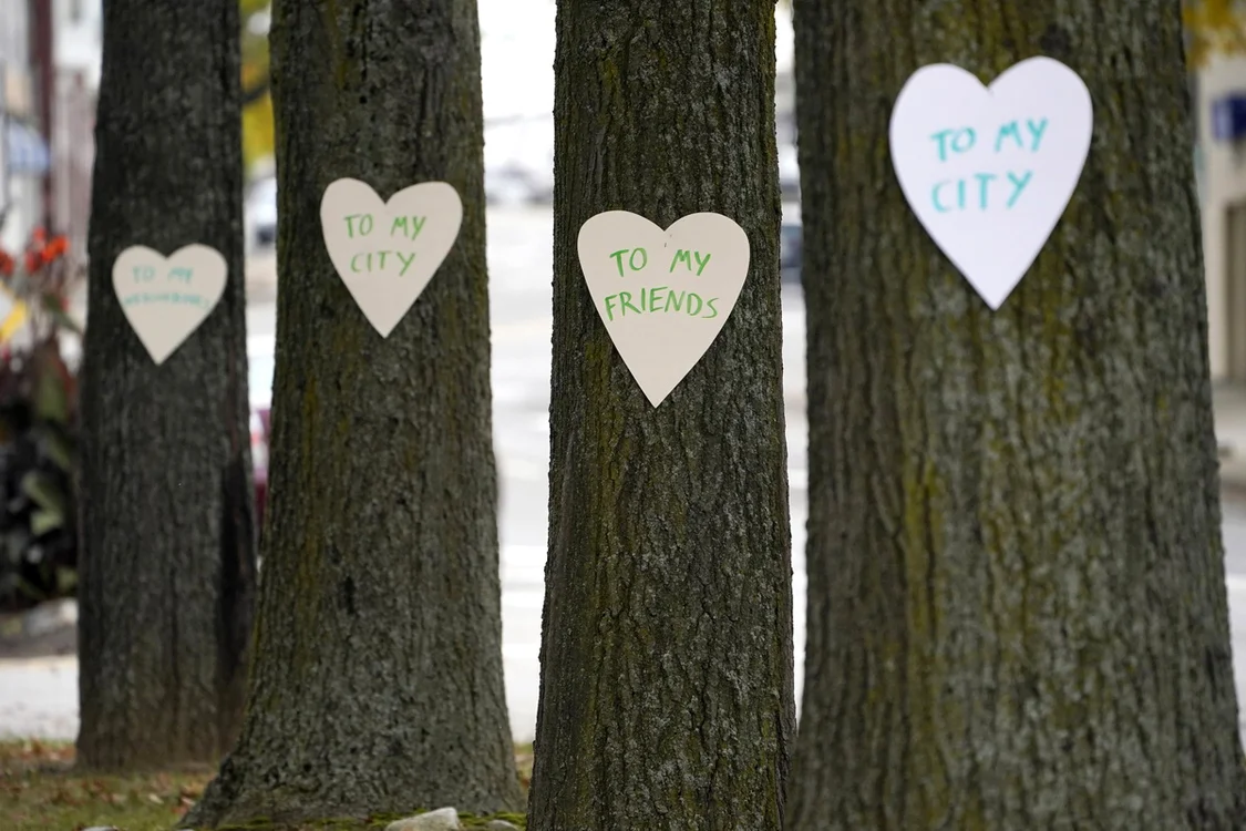 当地时间10月26日，缅因州刘易斯顿，发生枪击事件后，树干上贴着用来鼓励人们的心形剪纸。