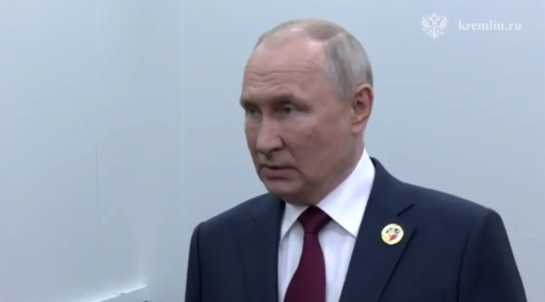 俄新社27日称，这是普京出席俄罗斯-非洲峰会期间接受记者采访的画面。