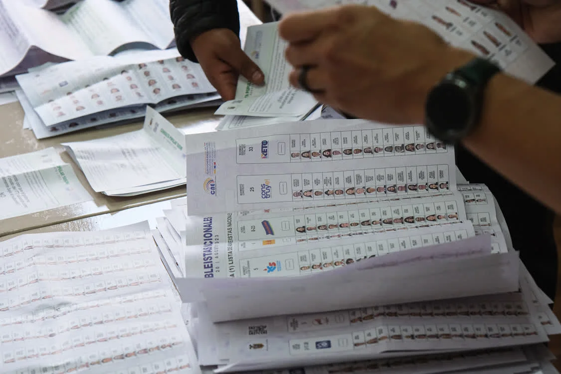 当地时间2023年8月20日，厄瓜多尔基多，总统选举投票结束后，选举官员清点选票。视觉中国 图