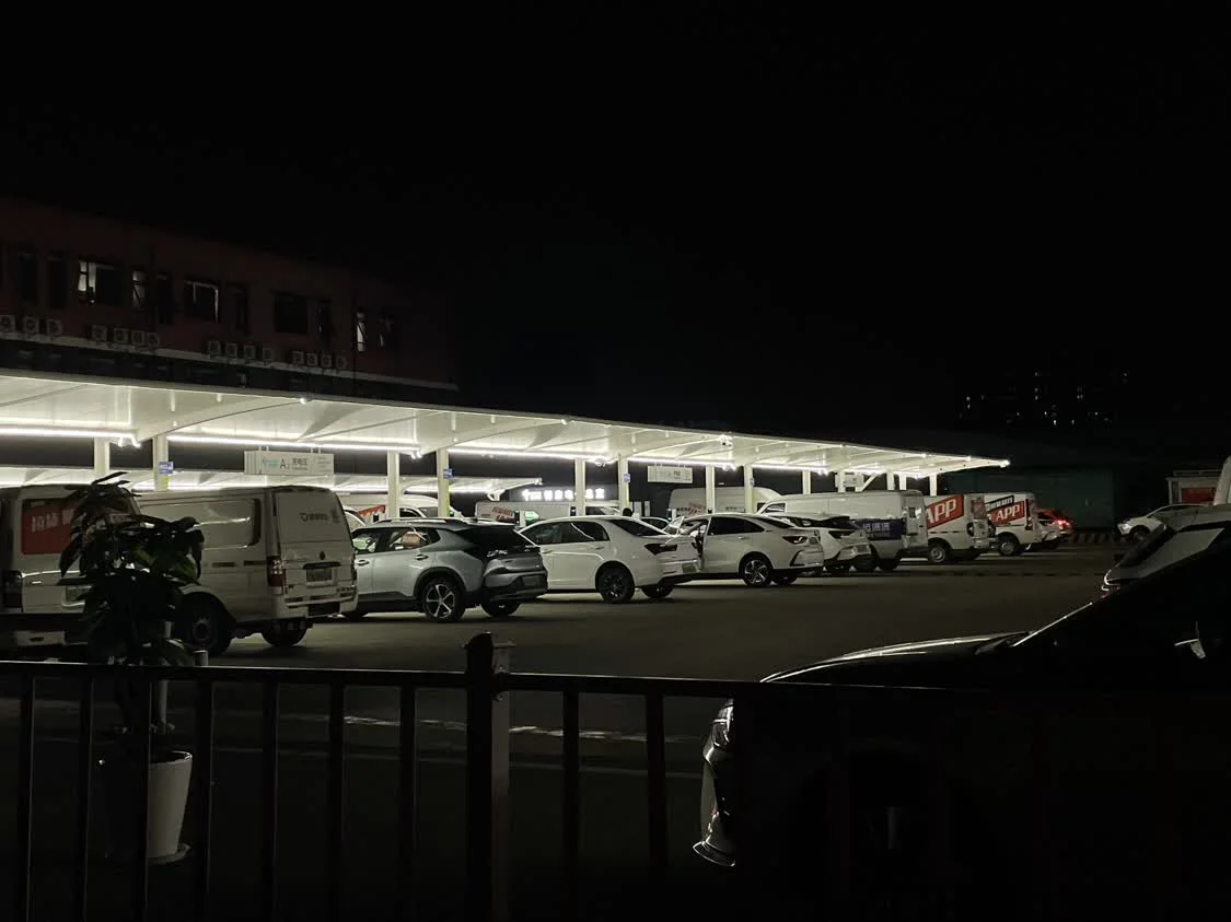 刘立江租住的充电站内，午夜过后仍有许多车在充电。澎湃新闻记者 何沛芸 图
