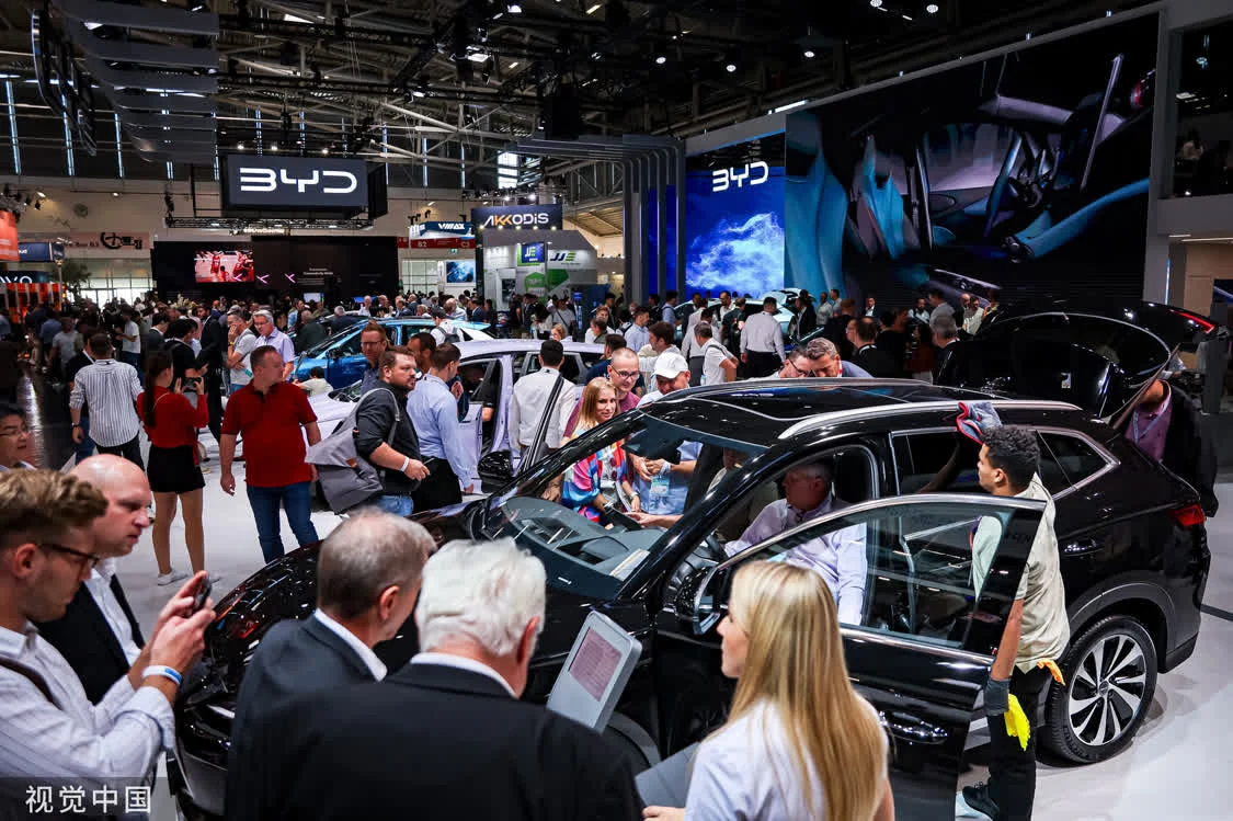当地时间2023年9月6日，在德国慕尼黑举行的2023国际车展上，参观者在观看中国汽车品牌比亚迪的新能源汽车。