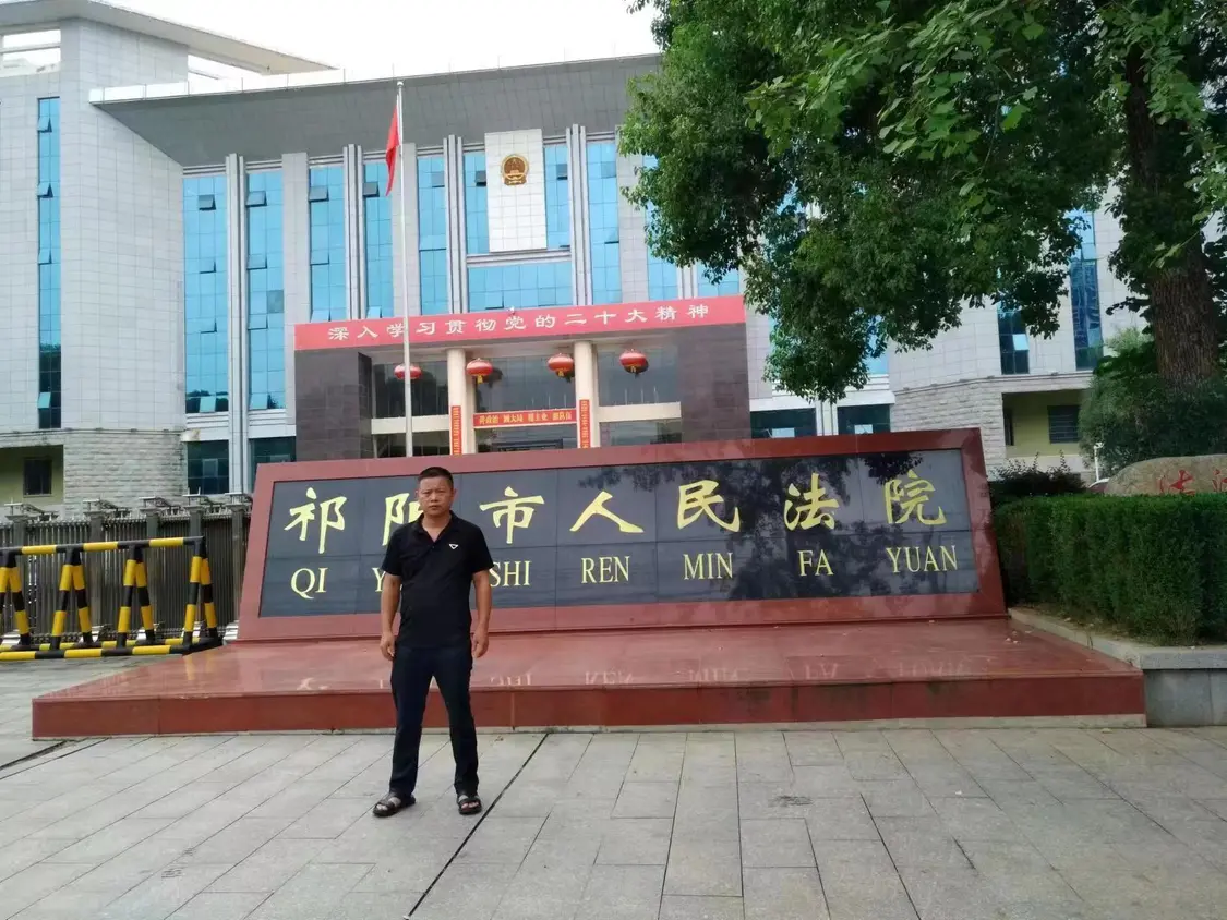 刘美志在祁阳市法院申诉。本文图片均 受访者 供图