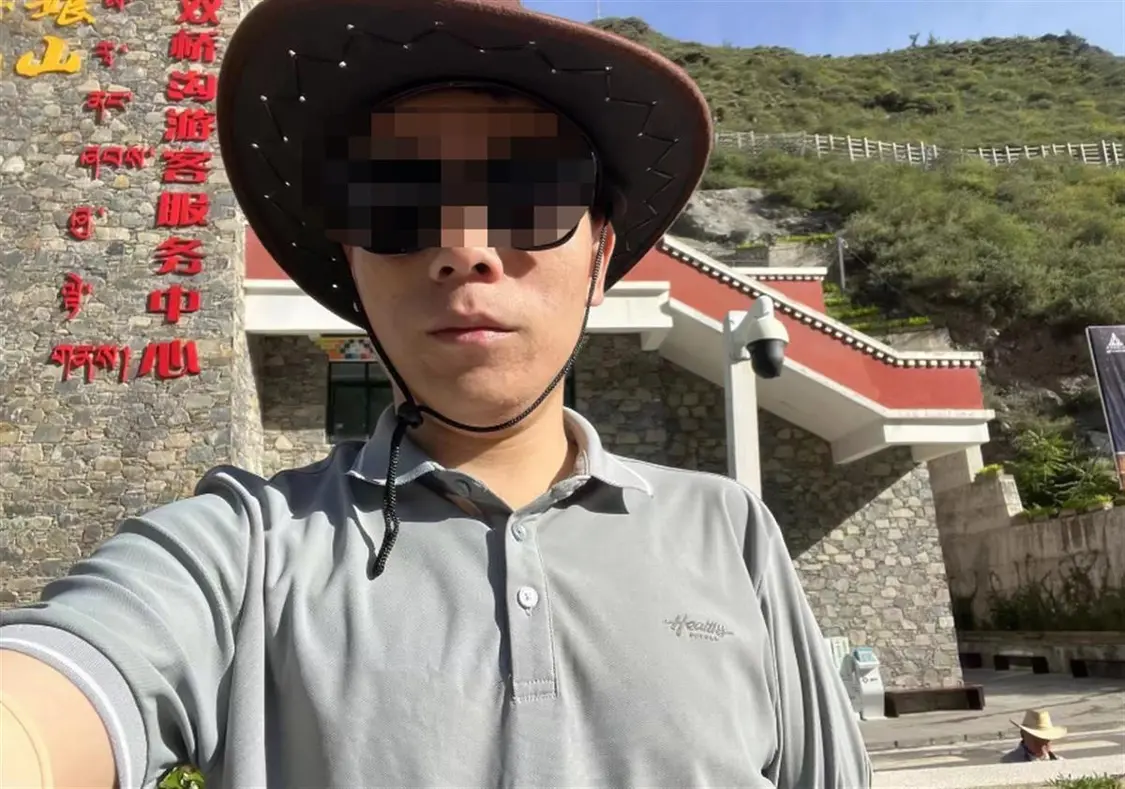 岳先生在景区留影（受访者供图）