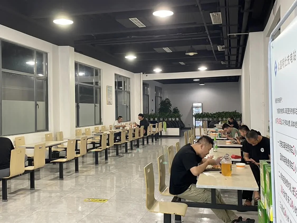 曹安公路附近充电站内一处饭堂，午夜，司机们在这里用餐。澎湃新闻记者 何沛芸 图