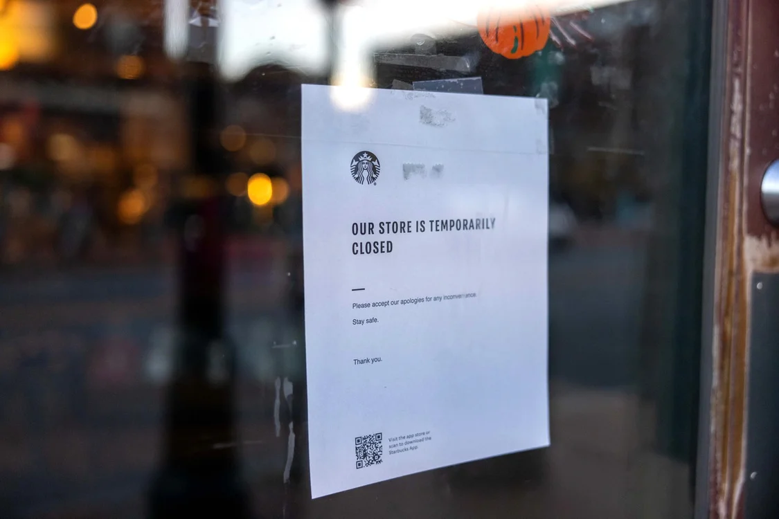 当地时间10月26日，缅因州刘易斯顿，一家星巴克门口张贴着“餐厅因枪击事件暂时关闭”的告示。