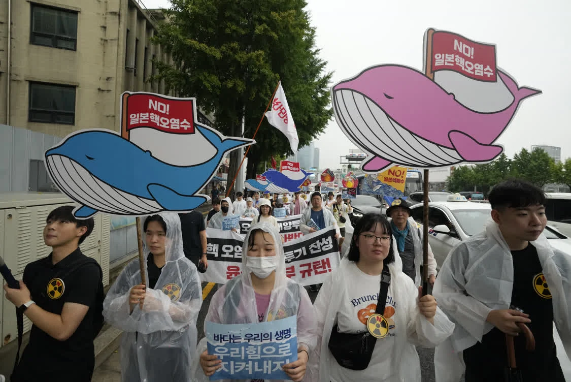 在韩国首尔，人们游行抗议日本的核污水排海计划。（美联社资料图片）