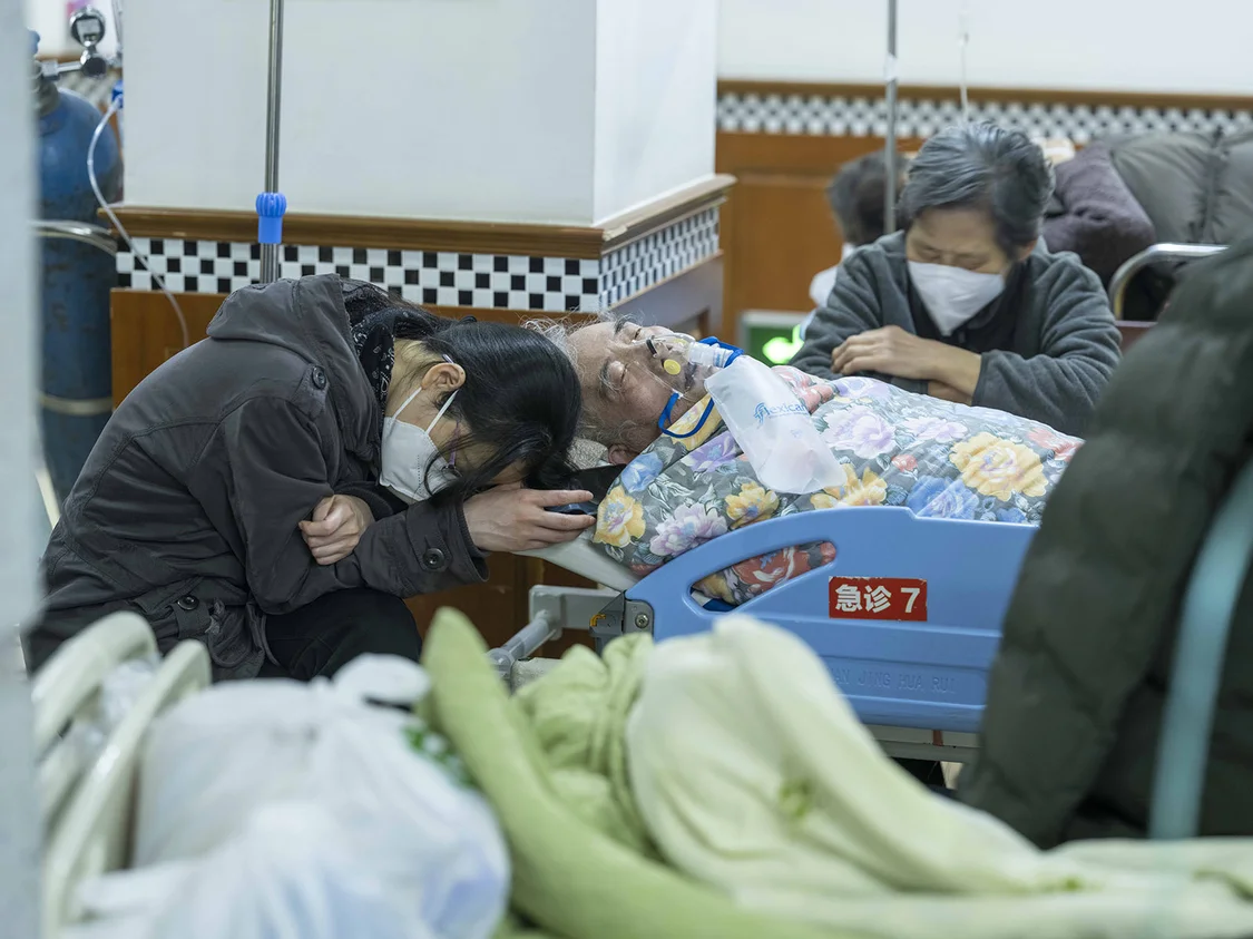 2023年1月6日，上海第一人民医院，家属陪着正在接受治疗的老人。