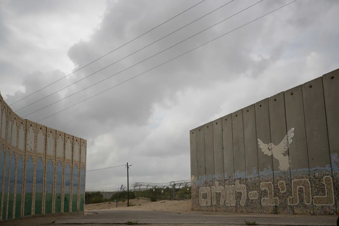 这是11月19日拍摄的以色列沿加沙地带修建的隔离墙。新华社记者陈君清摄