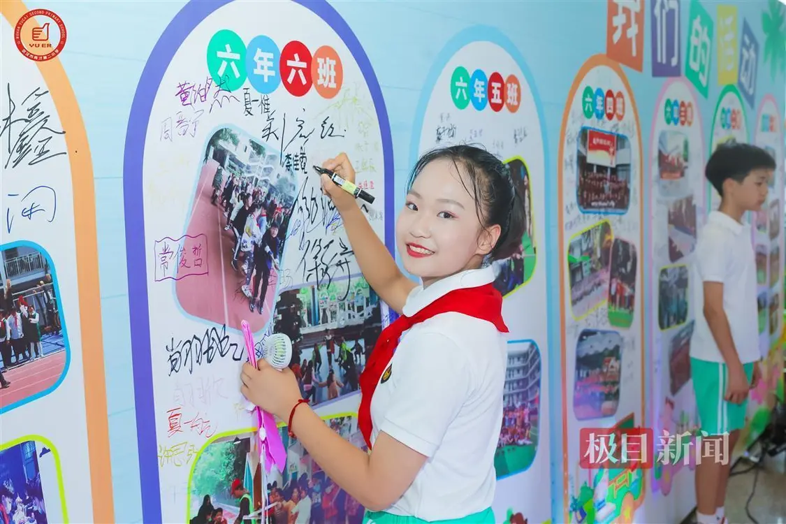 双向奔赴的师生缘！小学生为老师颁发“毕业证”-小学老师的毕业礼物送什么好