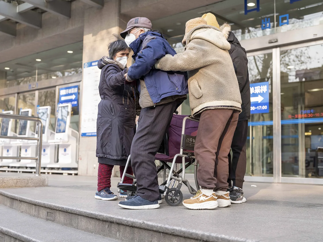 2023年1月6日，瑞金医院，前来就诊的老人。
