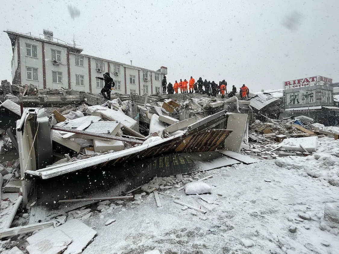 当地时间2月6日，土耳其马拉蒂亚，震后搜救工作仍在继续。