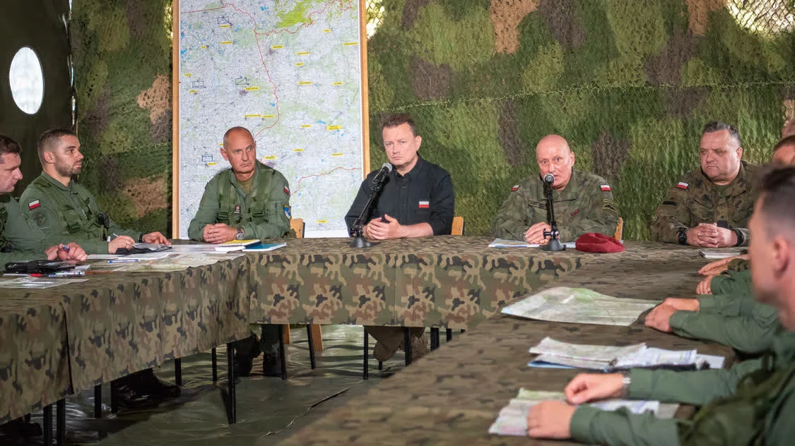 波国防部长布瓦什恰克（中）3日出席军事会议 图自波兰国防部网站