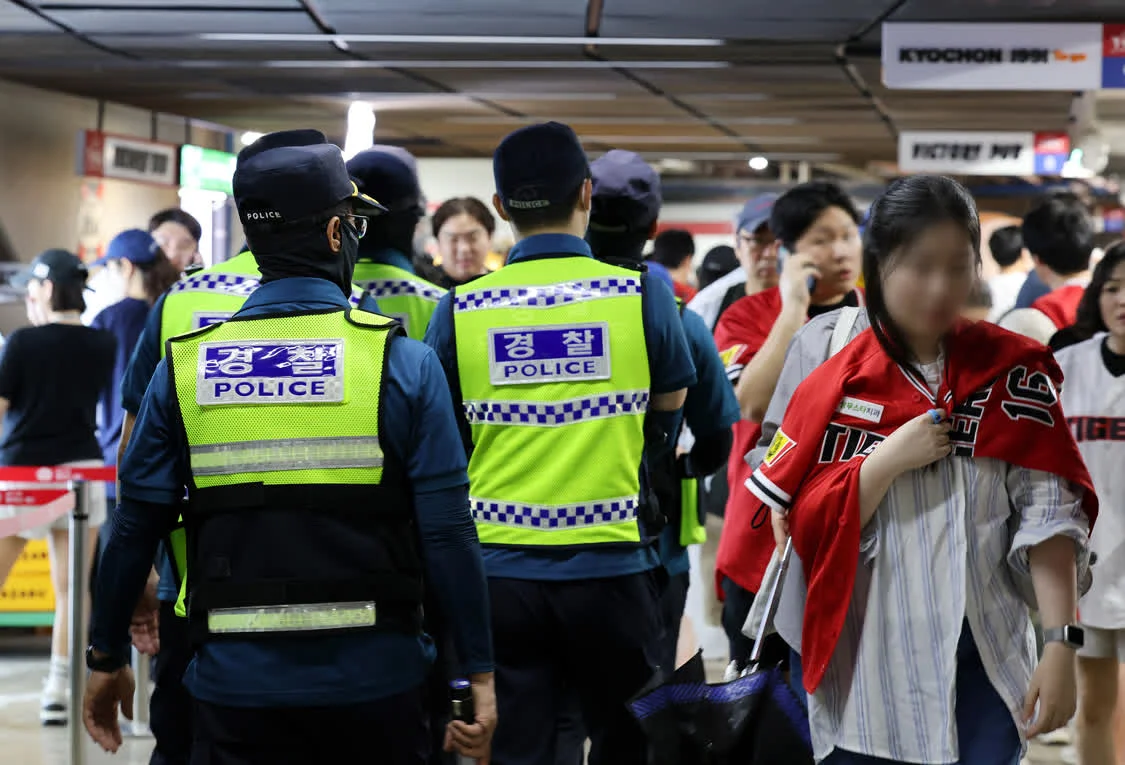 当地时间2023年8月8日，韩国光州，“杀人预告”接连不断，警察在公共场所巡逻。 视觉中国 图