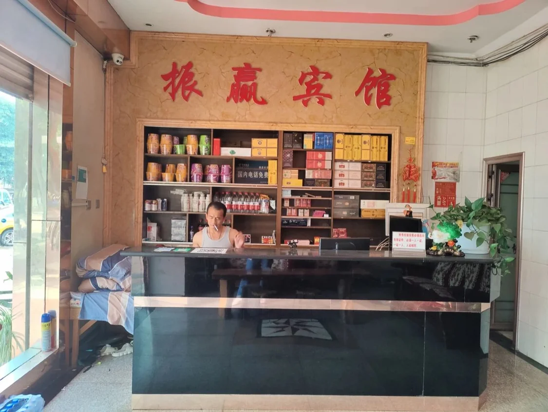 振赢宾馆位于镇康县永安路末端，胡新涛每天在一楼看店，他的妻子则负责打扫卫生、做饭等。新京报记者 汪畅 摄
