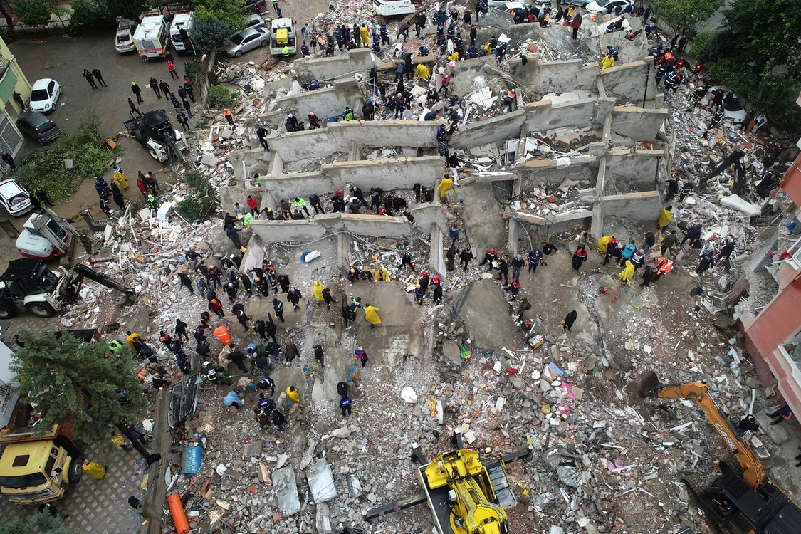 鸟瞰图显示，当地时间2月6日，土耳其阿达纳，库库罗瓦区的一栋建筑物在地震中瞬间倒塌。