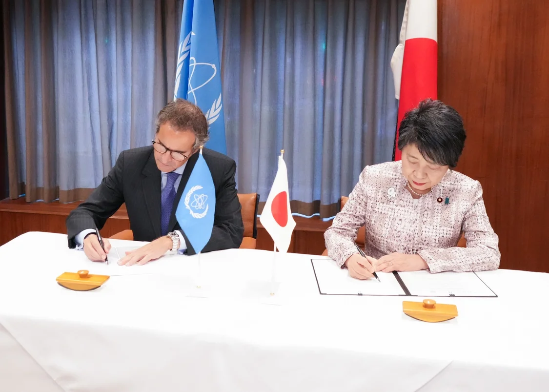 上川阳子与格罗西签署关于福岛核污染水排海的合作备忘录，图自日本外务省