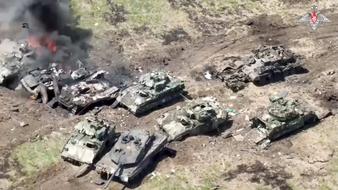 被击毁的乌军“豹-2A6”主战坦克与“布雷德利”步兵战车 资料图  图源：外媒