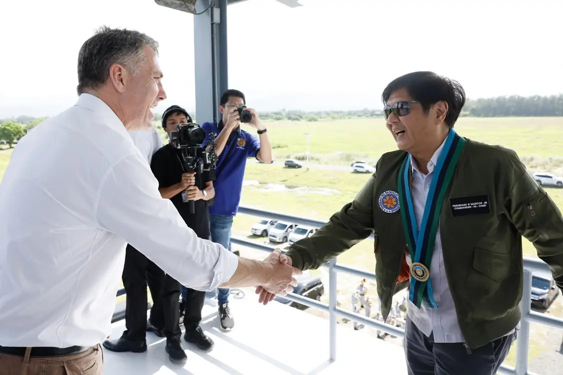 当地时间25日，澳防长马尔斯在社交媒体X（原推特）发布自己与菲律宾总统马科斯会面照片