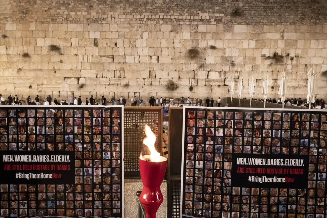 这是11月7日在耶路撒冷老城“哭墙”前拍摄的以色列被扣押人员海报。新华社记者陈君清摄